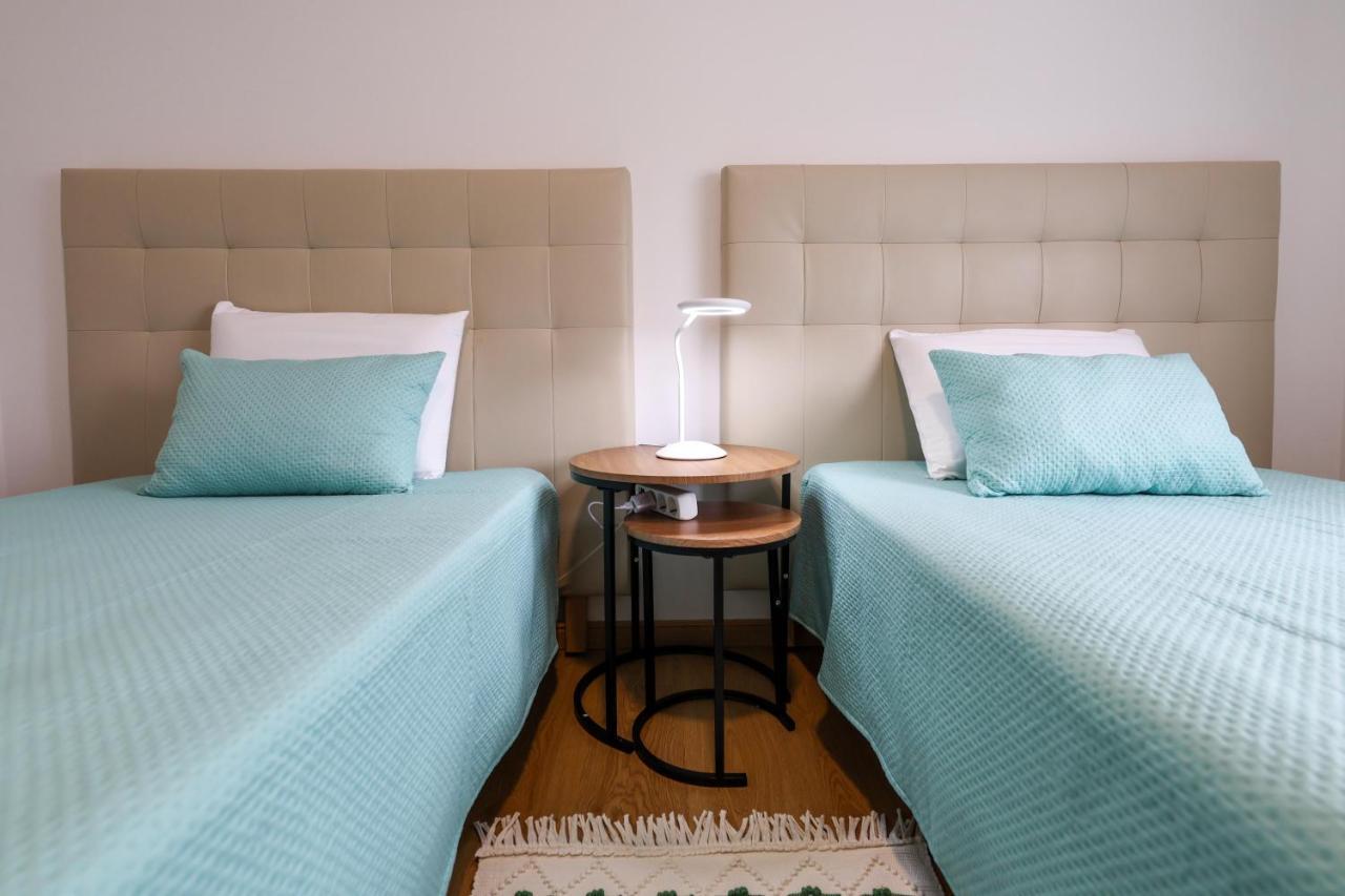Casas Com Amoras In Serra Da Pescaria
